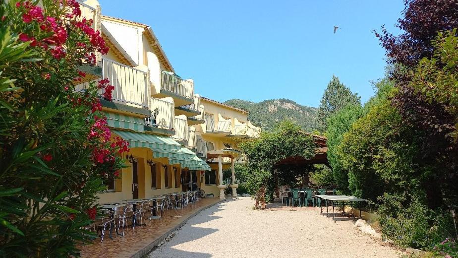 Hotel Sous L'Olivier บุยส์-เลส์-บาโรนนีส์ ภายนอก รูปภาพ