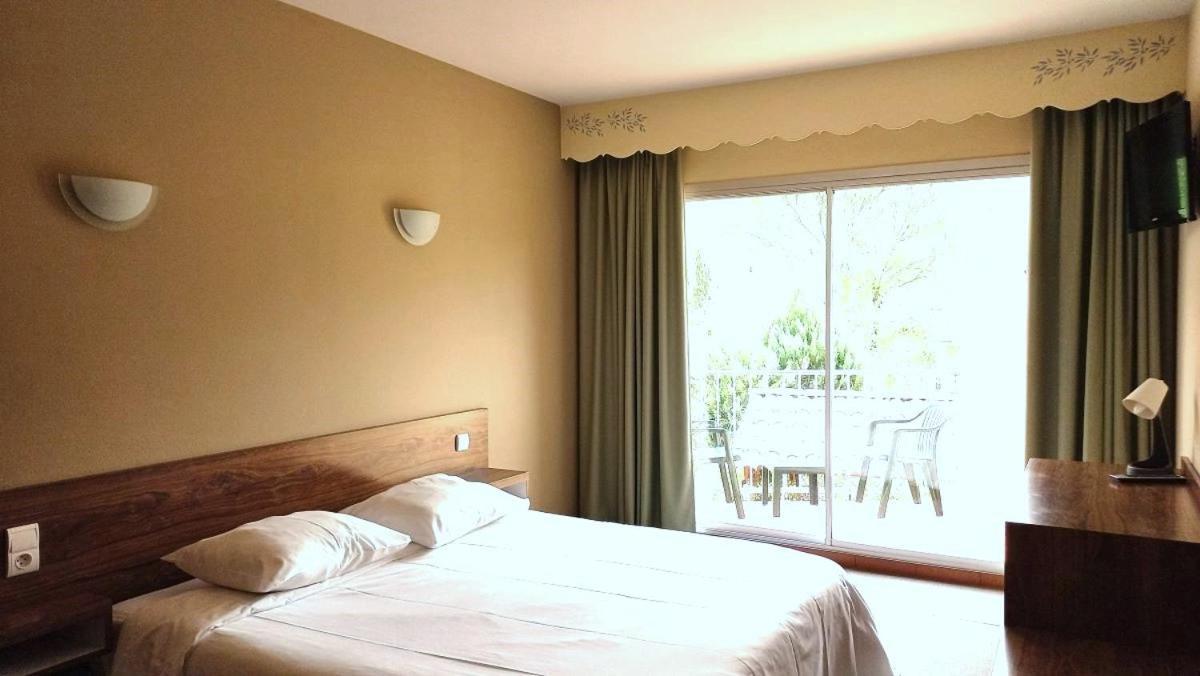 Hotel Sous L'Olivier บุยส์-เลส์-บาโรนนีส์ ภายนอก รูปภาพ